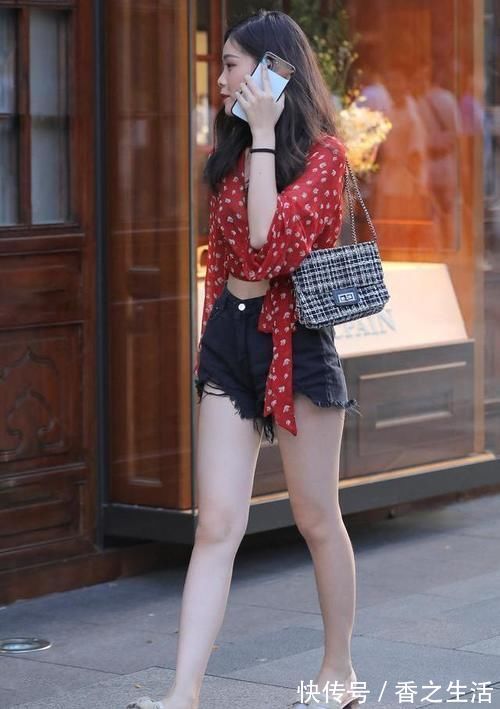 高跟鞋 红衬衣配黑牛仔短裤,大胆的美女与撞色搭配,清爽又养眼