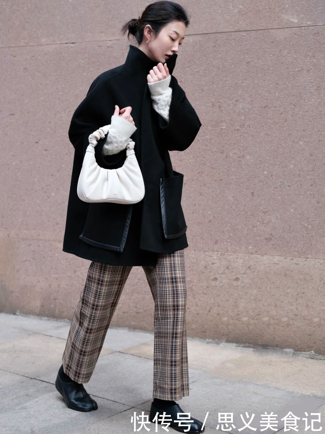 黑色羽绒服＋这5条裤子，时髦高级很显瘦