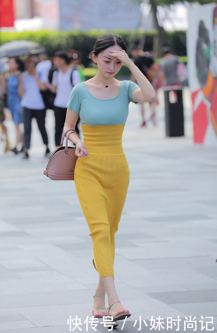 街拍：靓丽又舒适的装扮有很多,时尚女生偏爱的还是针织裙！