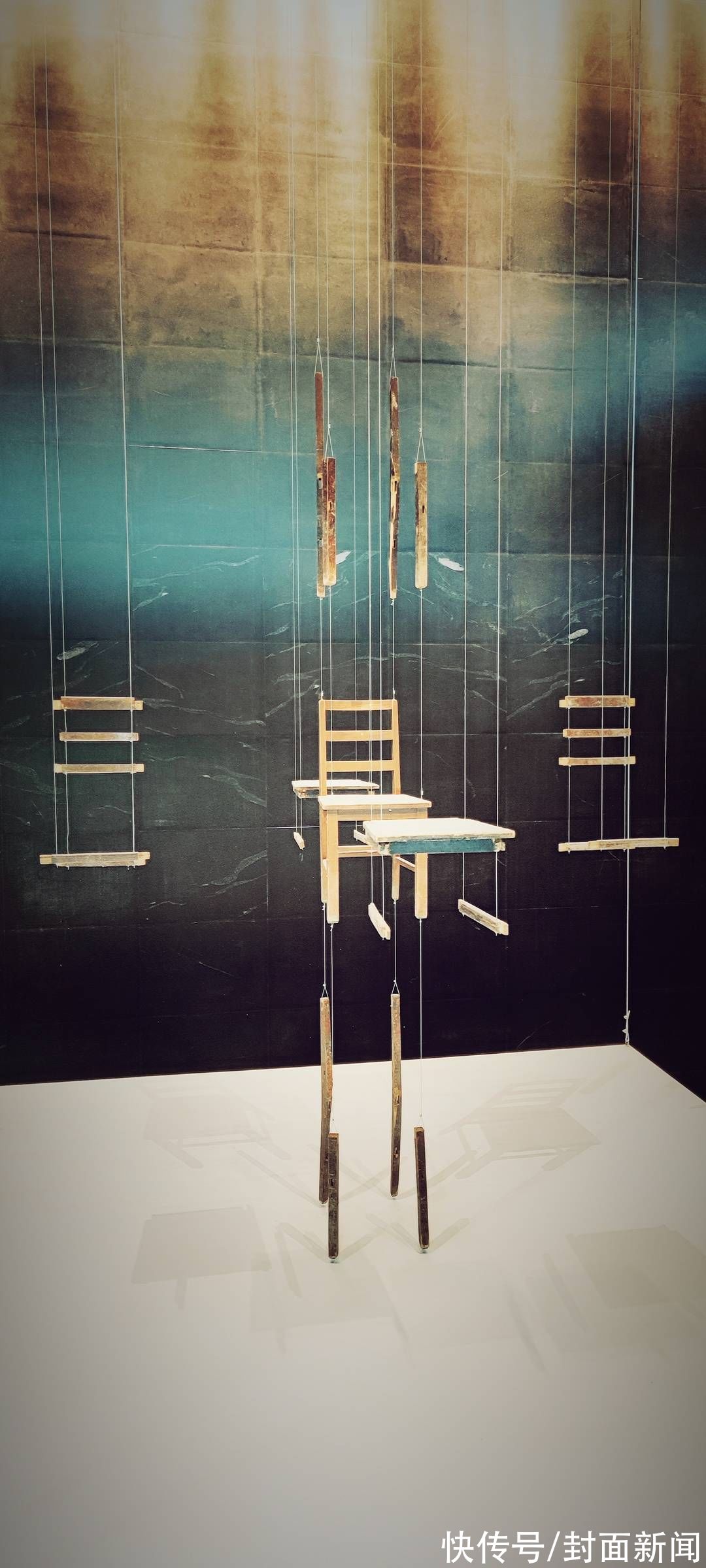 椅子季&十位中外艺术家组团参展，这个展览把椅子玩出了“花样年华”