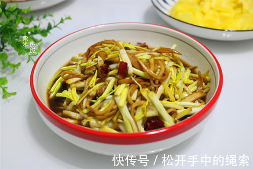 鲜香|这两种食材是绝配,大火一炒,2分钟出锅,不放肉却比肉香