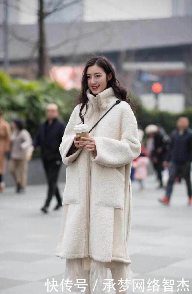 服饰|优雅女性用简约的外套搭配服饰,不显臃肿又显气质,很有时尚气息