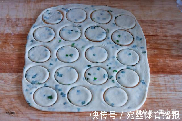 小食|不用黄油，也不加糖，教你做葱香小饼干，口口香又酥