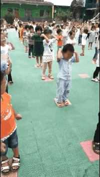 |搞笑GIF:好了 表演结束了 同学们都辛苦了