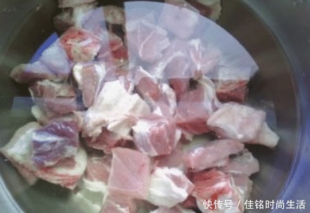 下饭|炖牛肉时,直接焯水就错了!学会这样做,牛肉软烂入味,特别下饭