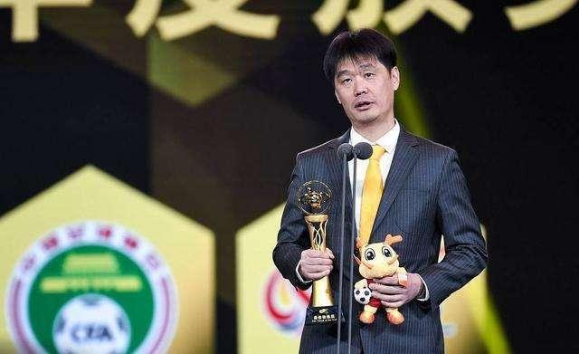 中国足球|凌晨1点!中国足球传喜讯:李霄鹏做出难得表态,球迷齐声点赞