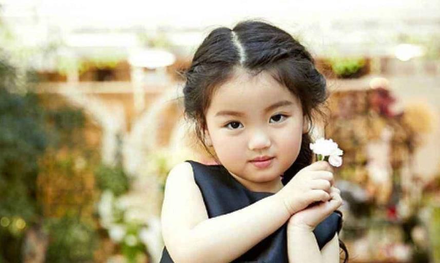 小學|4歲出道替弟弟賺奶粉錢,如今7歲上小學,和同齡人顯得格格不入!