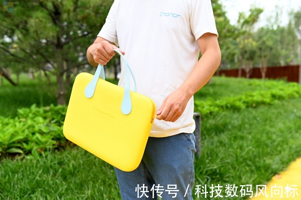 ev时尚轻便的电脑包，做工手感都不错，梵高范轻潮电脑包上手