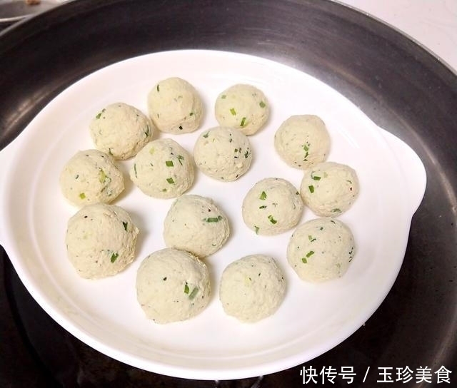 别再油炸丸子了,这做法比肉丸好吃,白嫩鲜香不上火,秋燥要吃