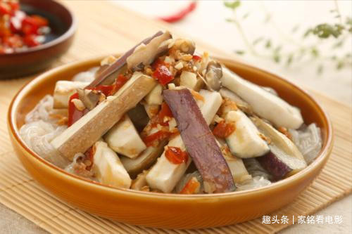 蒸茄子，不可直接上锅蒸，多加一步骤，茄子鲜嫩不发黑，更有食欲