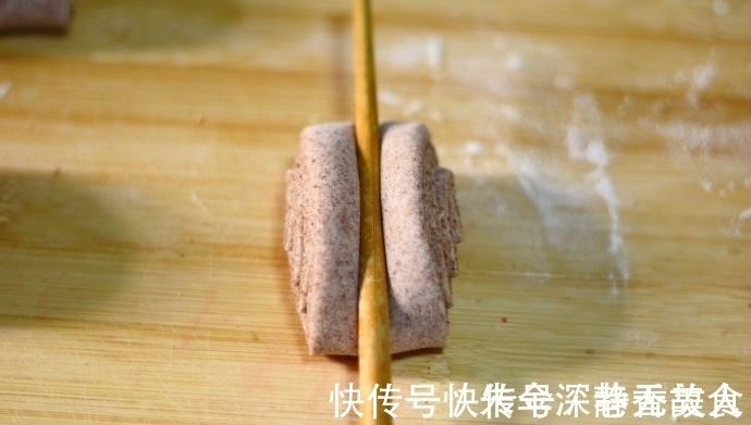 只需一根筷子，轻松做出层次分明，松软香甜的花卷，家人特爱吃