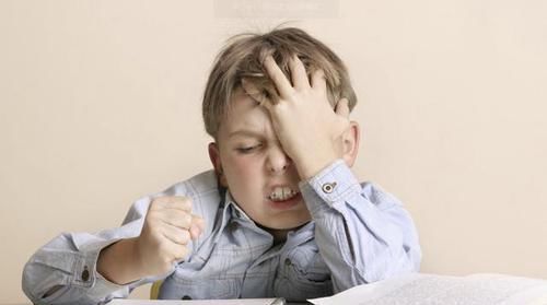 棍棒|3岁女孩没照顾好弟弟，被母亲暴力教育，大口吐血却仍要抱抱