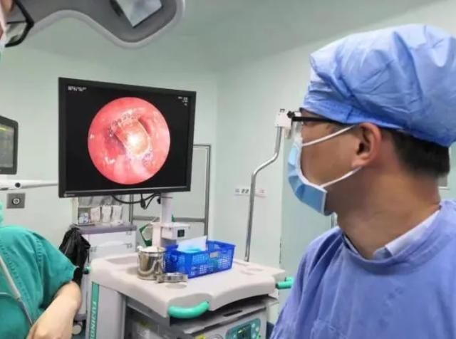 可可|满月婴儿手上戴满“金戒指”,误吞一只险些悲剧,爸妈长点心吧