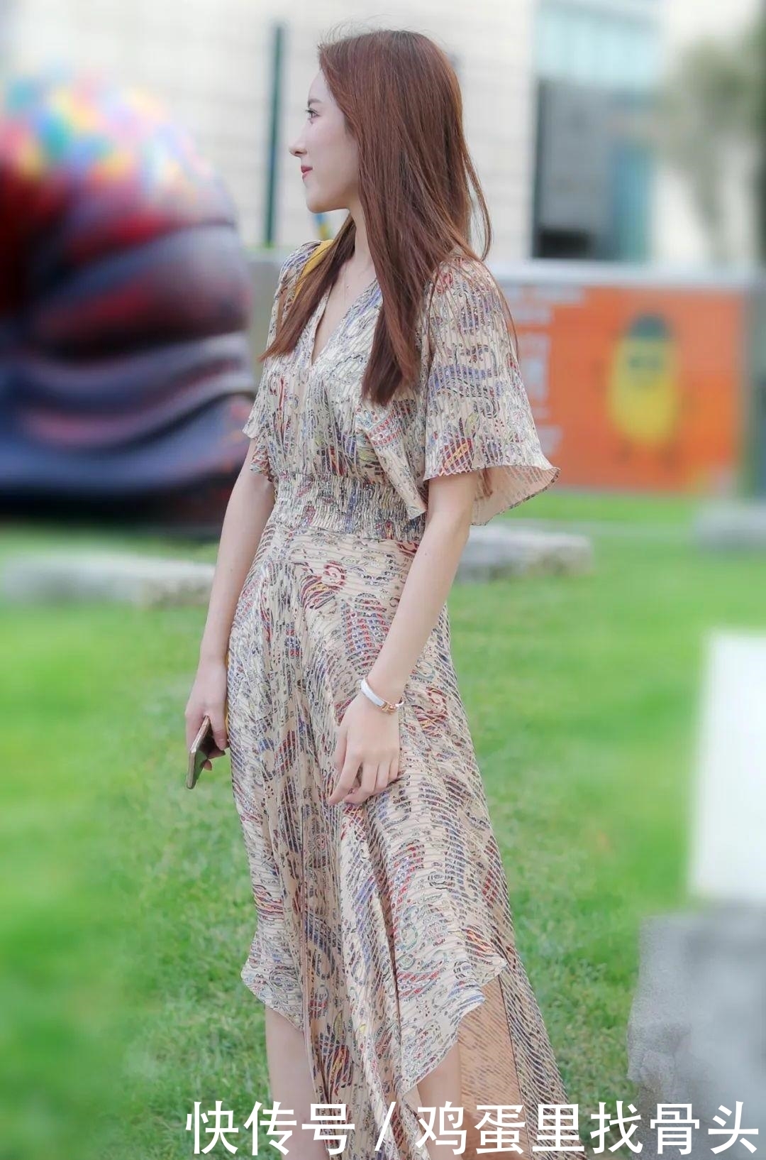 裙子好不好看先另说,关键这颜值也太高了吧