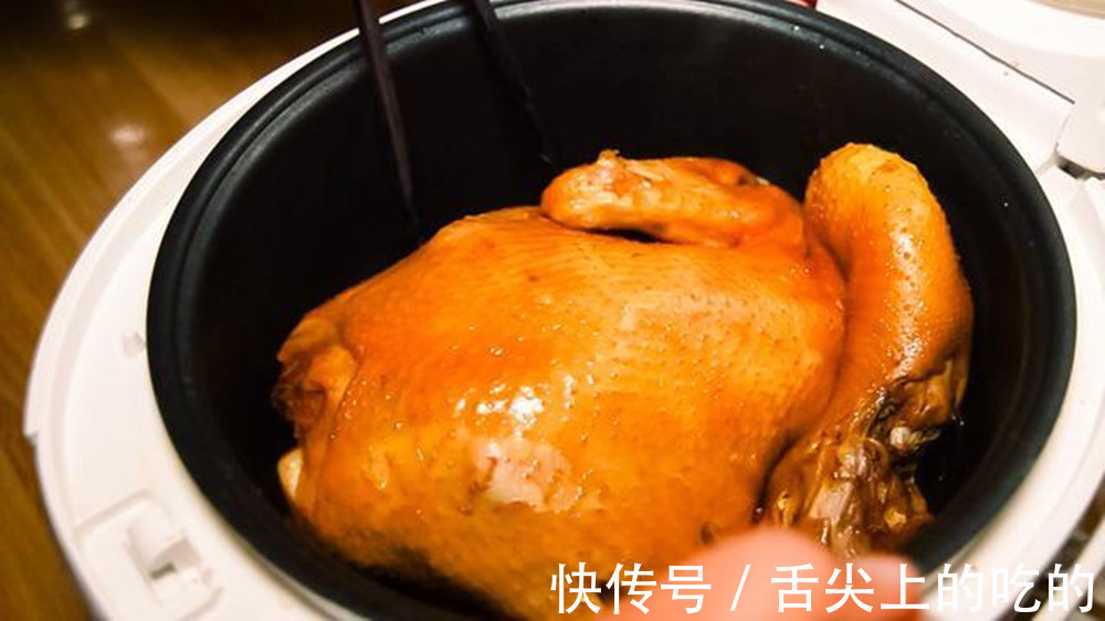 母鸡|一只鸡直接扔入电饭煲里,不加油不加水,出锅比广东烧鸡好吃10倍