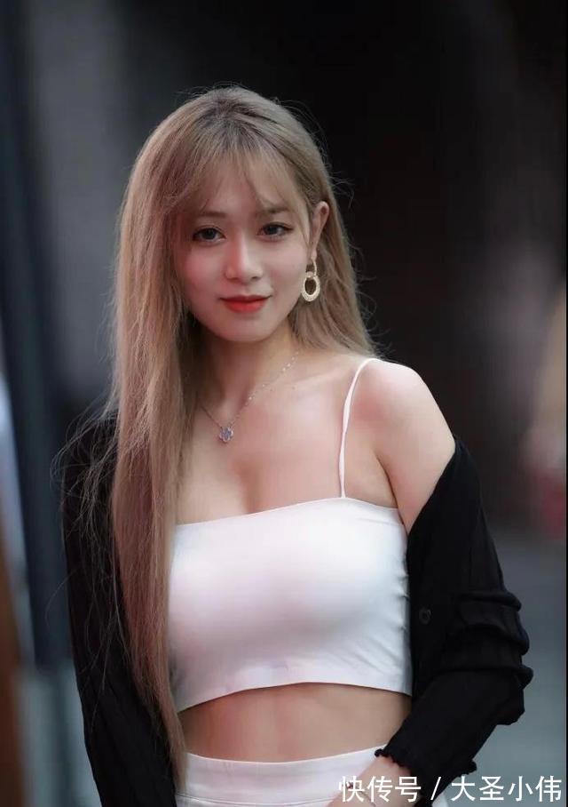 街拍 美女街拍:白与黑,性感成熟又青春,这样的小姐姐多来几打!