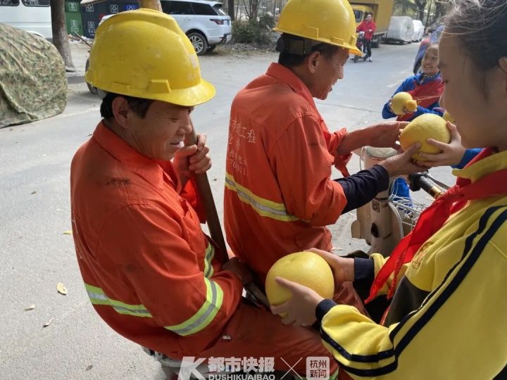 阿姨|校园里成熟的果子送给谁？德胜小学全校大讨论，终于有了答案