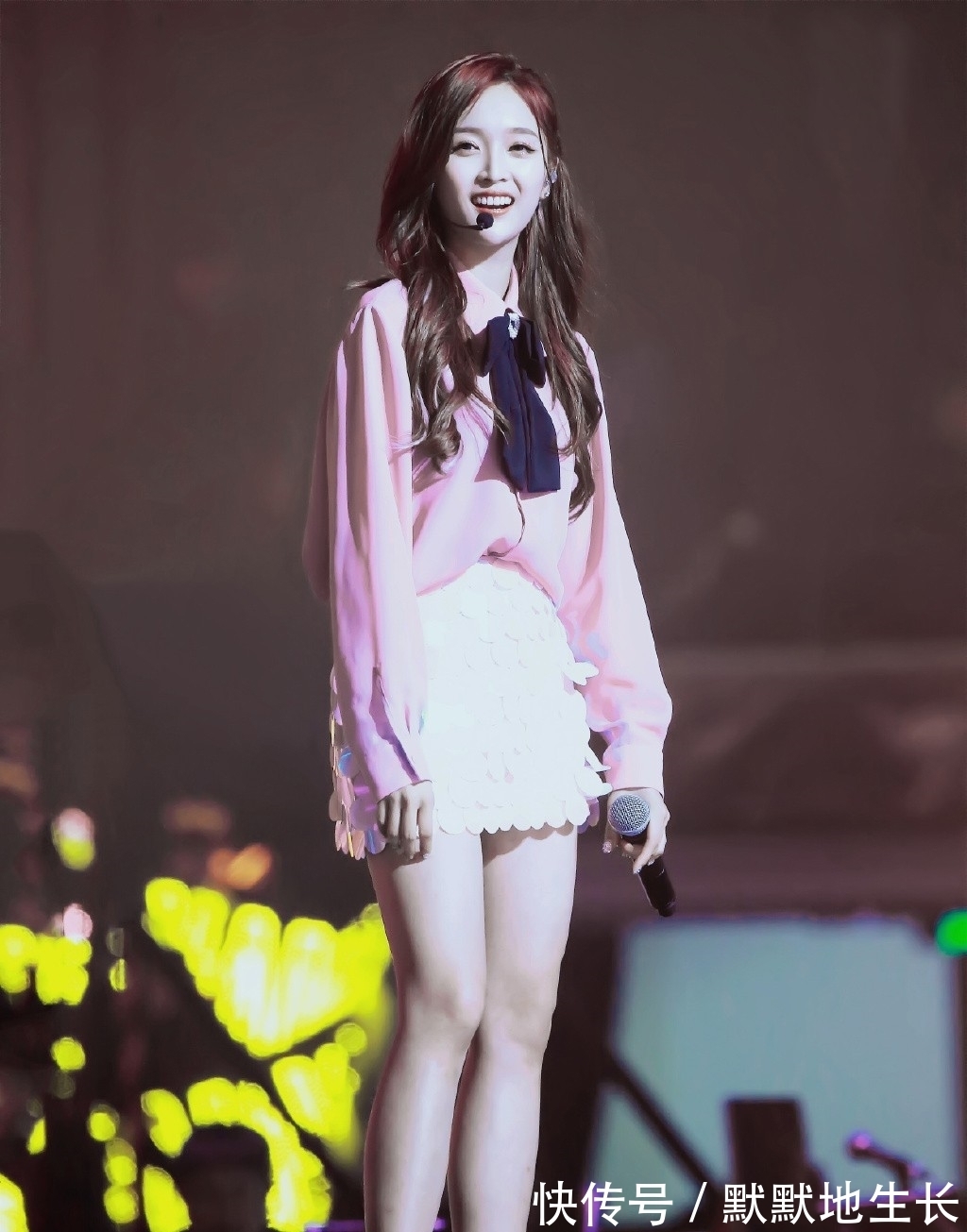 大长腿|吴宣仪可真会穿,修身吊带裙配黑色短靴,秀“漫画腿”强势吸睛