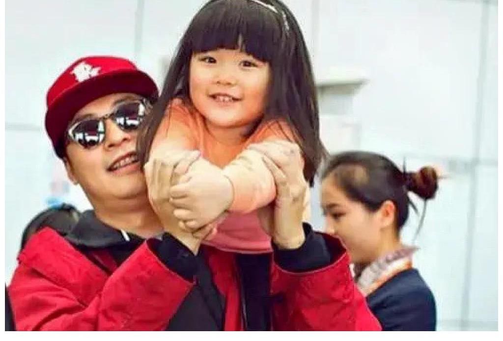 他們因?yàn)榫C藝節(jié)目而紅，也因?yàn)榫C藝節(jié)目而沒(méi)落，有人翻車撒謊離婚