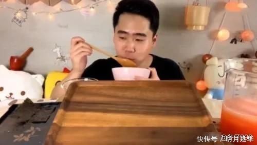 网红大胃王吃1盘“鱼籽”,看清后,网友这也太奢侈了