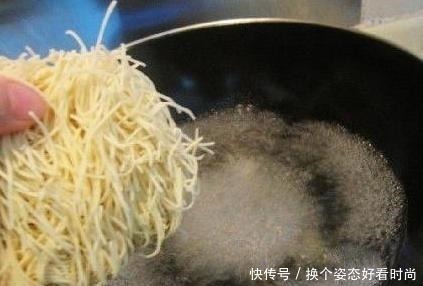 食用油|想吃炒面别再买，掌握3个小窍门，面条不碎不粘锅，分分钟就学会