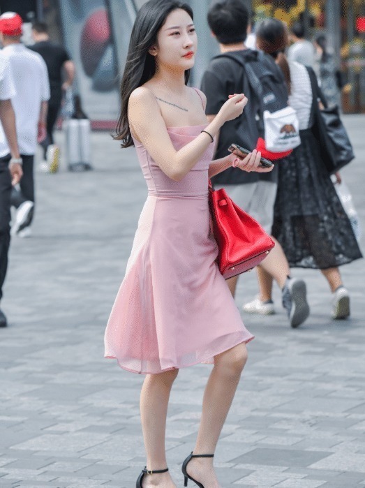 老公|街拍都是当妈的人,还打扮的如此时髦,老公看到不生气吗