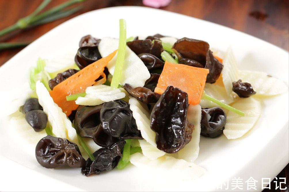 炒山药，总是不脆还发黑？大厨教你一个技巧，颜色白净，口感爽脆