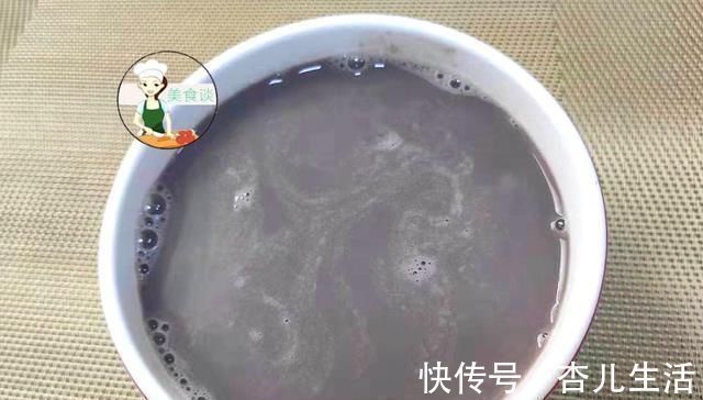 白头发最怕这黑色食材,一碗成本几块钱,常喝气色好,白发变少了