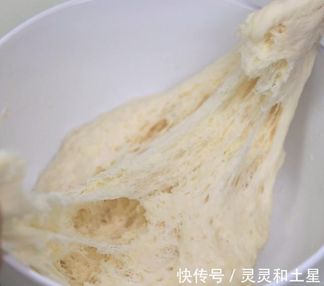 低筋面粉|夏天做面包,2个动作10分钟揉出手套膜,面包松软蓬松一次就成功!
