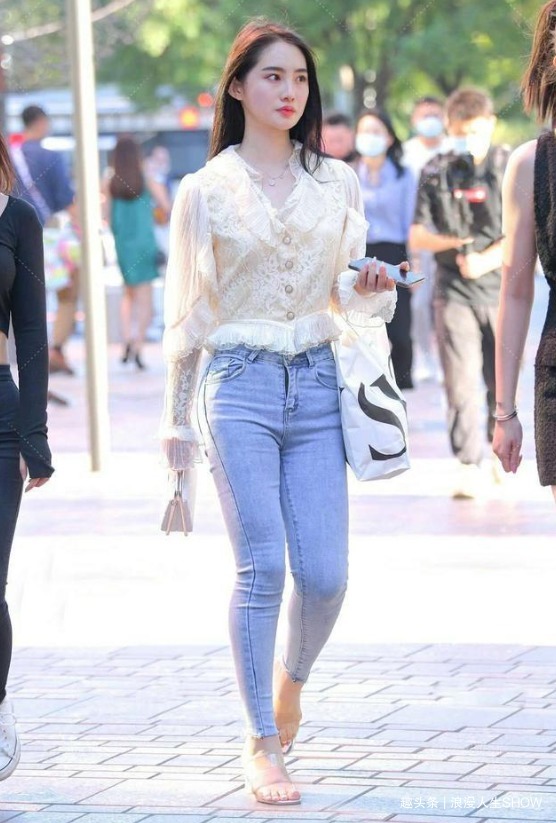 蕾丝衬衫配牛仔裤,美丽又时尚,尽显淑女的美