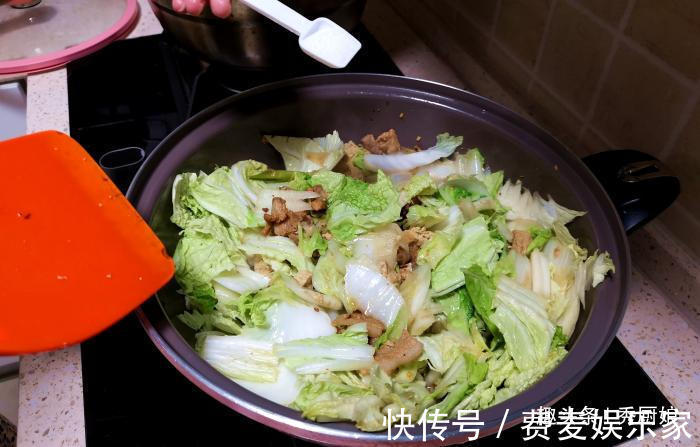 白菜炖豆腐，先炒白菜还是先炒豆腐大厨都不对，教你正确做法