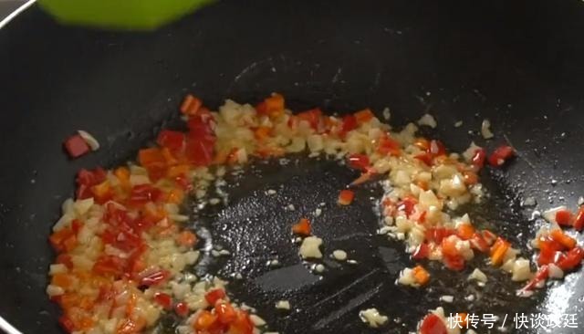 土豆从小吃到大,这吃法还是第一次见,不炒不炖,鲜嫩多汁不油腻