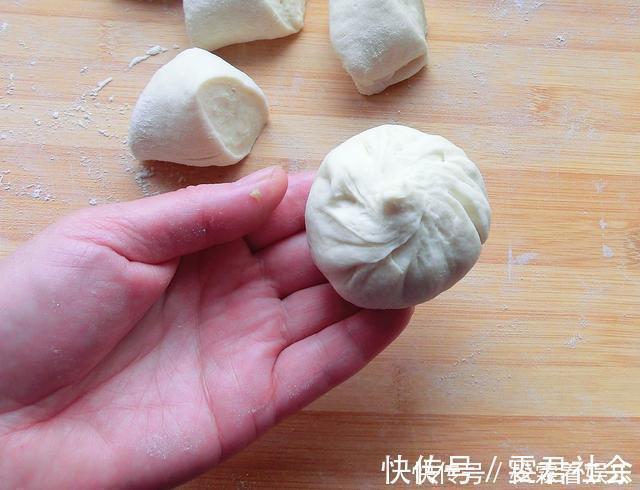 蒸包子时,记得不要只加酵母,面里加2样,包子又白又软又香又甜