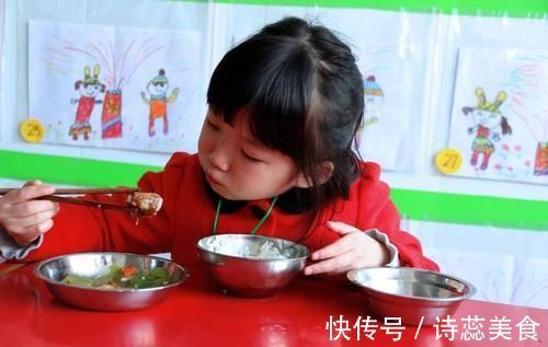 老师|8岁男孩总穿一身旧衣服,老师约见家长后,发现爸爸穿了一身名牌