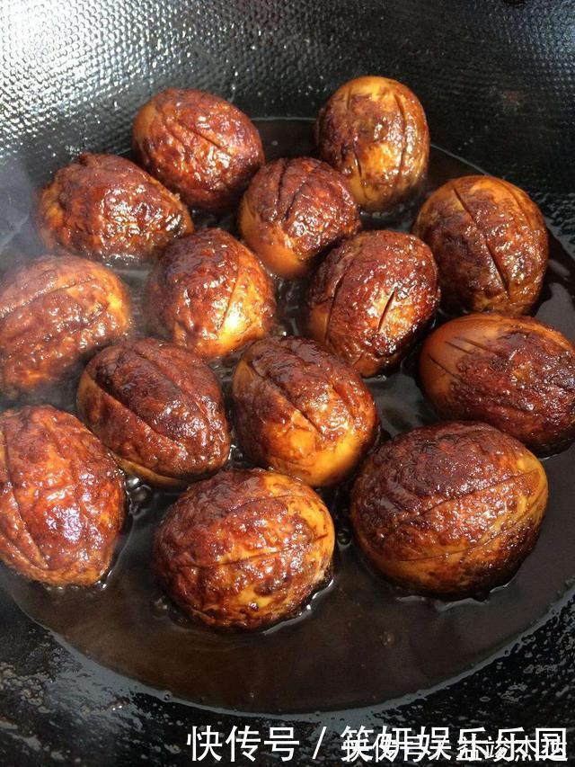 清水煮鸡蛋太普通，先煎后煮的鸡蛋才好吃，连蛋黄都入味！