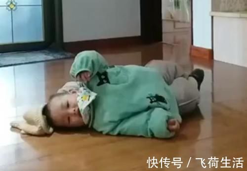 哥哥|弟弟打扰哥哥写作业，结果被哥哥硬生生拖出房门，网友：太真实了