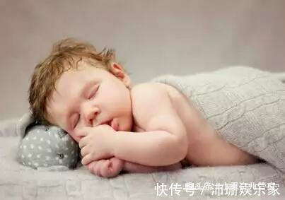 爸妈们|3个月侧睡,6个月平躺宝宝睡觉姿势有讲究,爸妈们快看