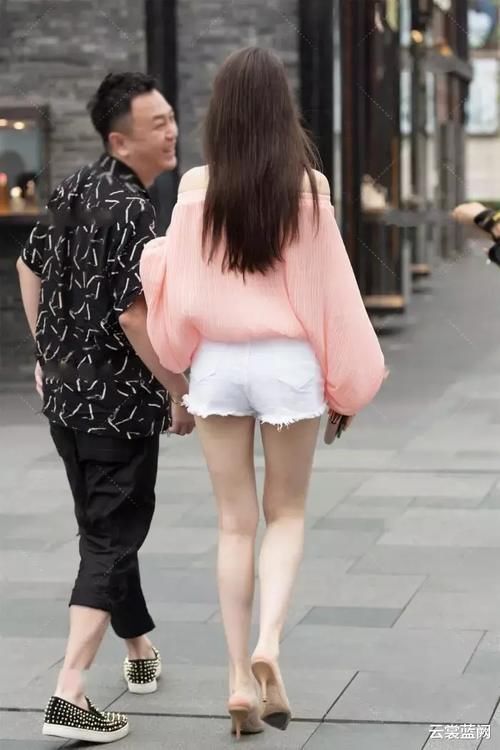 回眸一笑百媚生，六宫粉黛无颜色，一字肩长袖上衣的优雅时尚穿搭