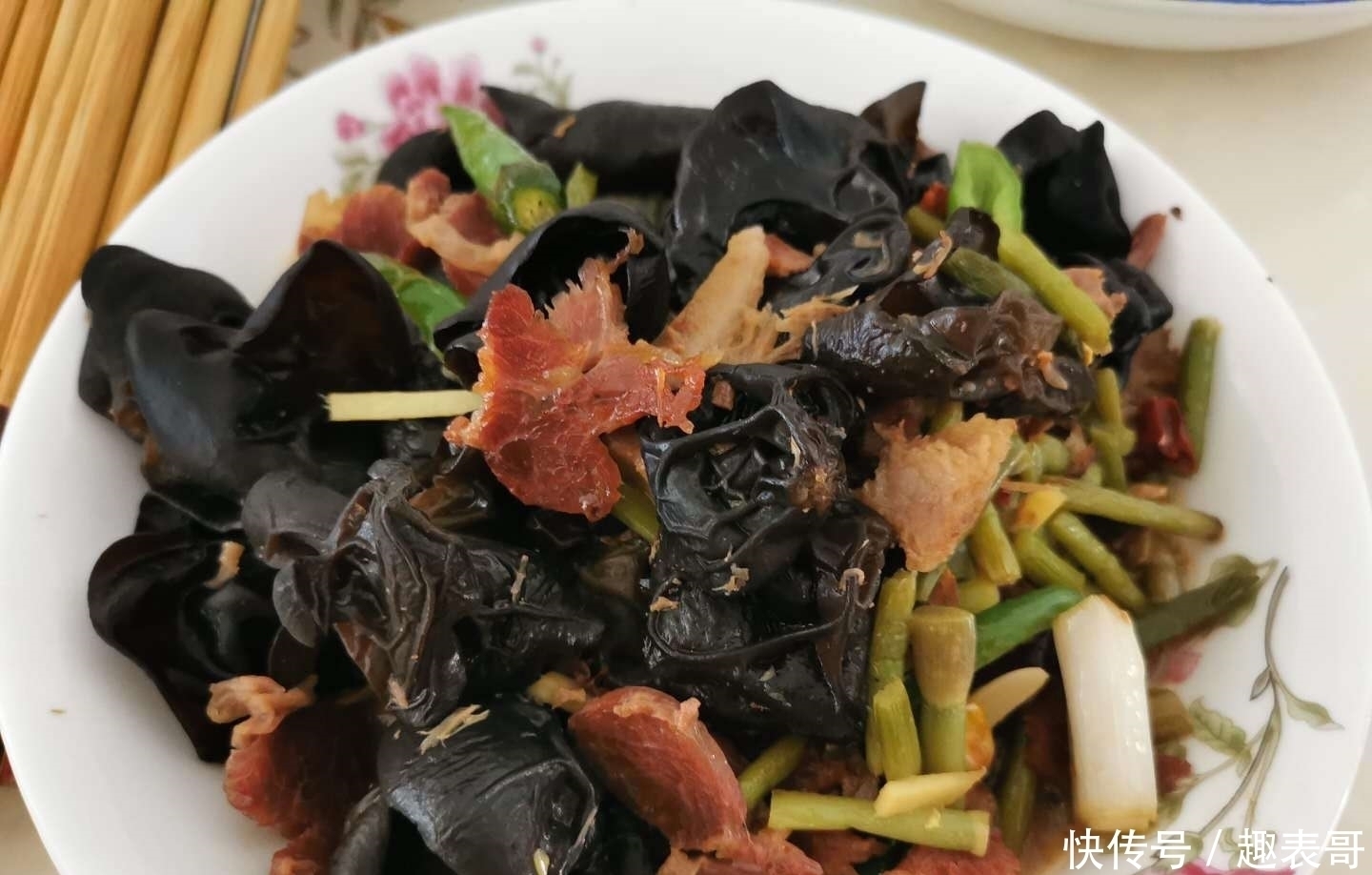 排骨|婆婆花300元做了10道菜,一桌摆不下,儿媳这在南方要1000块