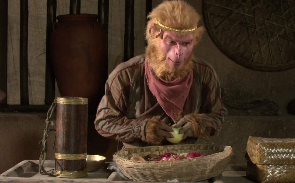 旧版西游记中,孙悟空化斋就盛了一碗米饭,那新版中吃的什么?