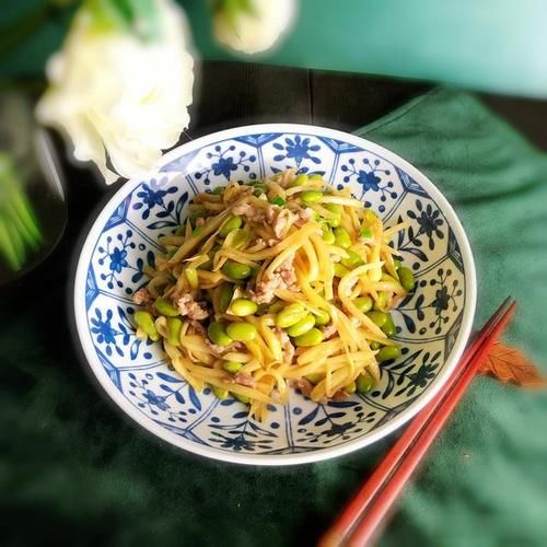 炒前|这道家常小菜,荤素搭配、营养美味,炒前多加这一步,吃得更健康