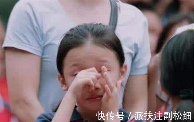 犯错|孩子生气打翻面条,服务员想收拾,奶奶接下来的话,让人肃然起敬