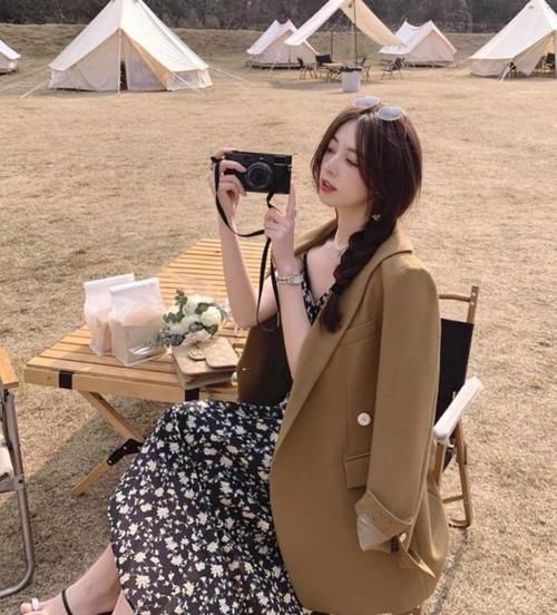 西装+碎花连衣裙=时髦洋气!开春这么穿特吸睛
