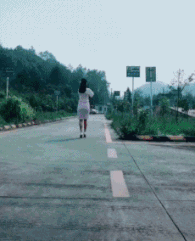 |搞笑GIF:姑娘,这么危险的房子你跑进去干嘛去了