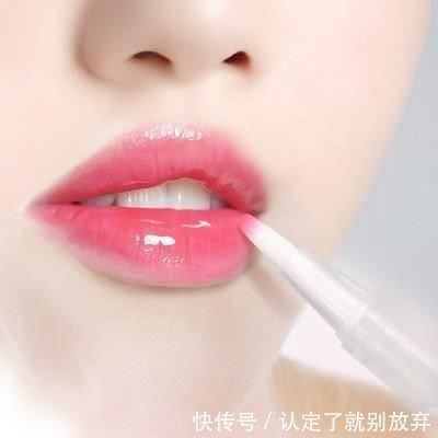 女生常对“嘴唇”做3件事,颜值会越来越高,早晚养成“果冻唇”