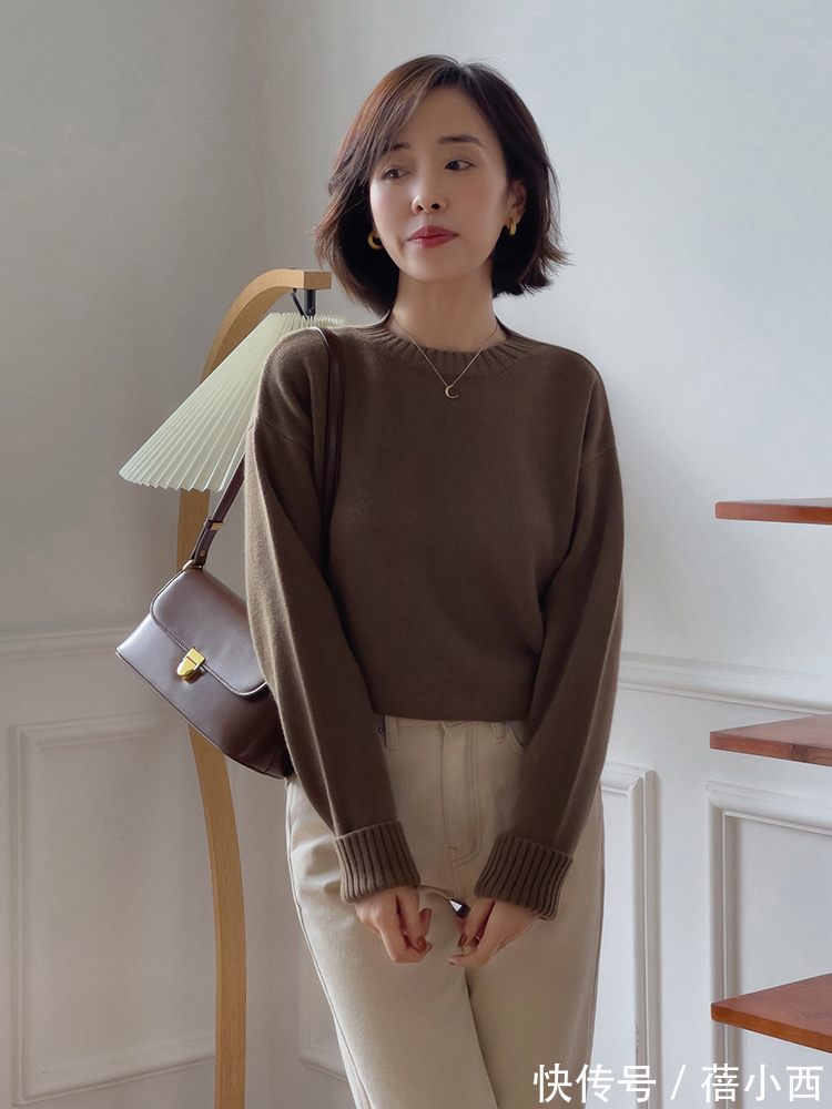 地色|奔三奔四的女人,秋冬建议多穿“大地色针织衫”,简约显贵又气质