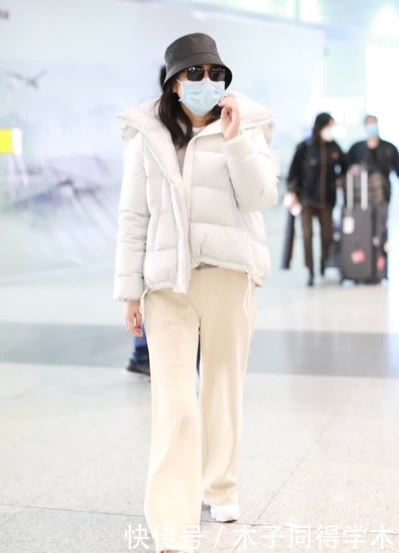 白色羽绒服怎么搭配才美呢?配运动裤舒适有型,配直筒裤很优雅