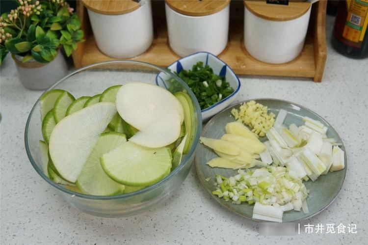 饭店包饺子的3个窍门,馅料还真有讲究,难怪饱满多汁,个个鲜香