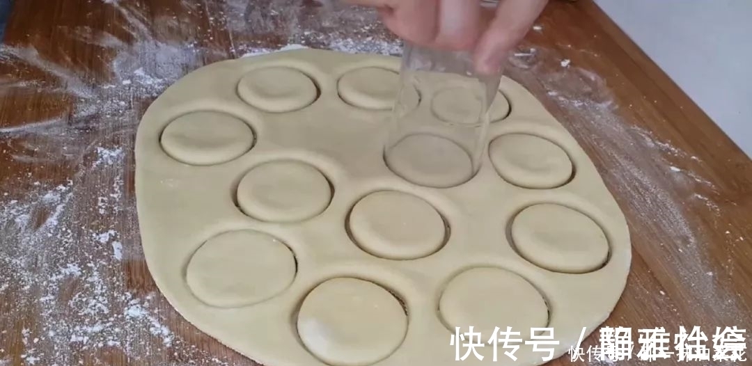 保鲜膜|早餐新吃法,面粉里加1个鸡蛋,放入冰箱冷藏,比油条麻花都好吃