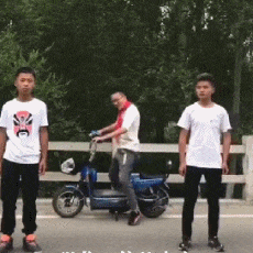|搞笑GIF:事实告诉我们,千万别惹女人,我就想知道妹子脚痛吗?